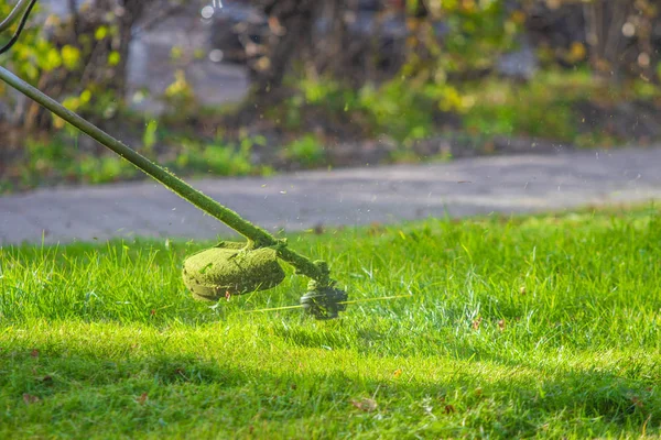 Mowing Green Grass Lawn — Stock Photo, Image