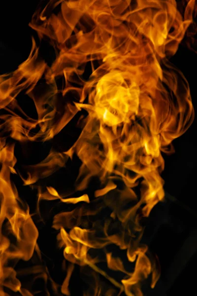 alevler siyah arkaplanda