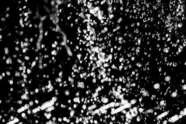 Salpicaduras Agua Oscuridad Con Gotas Agua Volando Bokeh Desenfocado —  Fotos de Stock