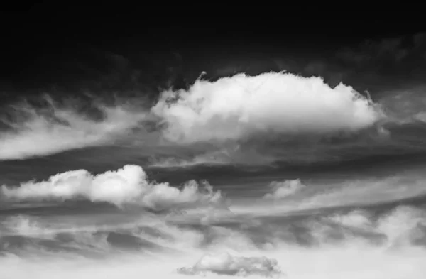 Nubes Sobre Fondo Negro —  Fotos de Stock