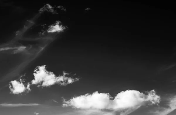 Хмари Чорному Фоні — стокове фото