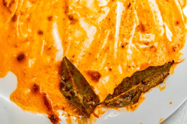 Beyaz arka planda, yemekten sonra kirli tabak kırmızı domates salçası