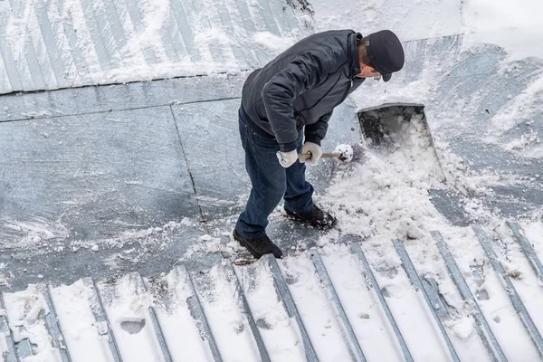 Άνδρας Σκουπίζει Χιόνι Μια Σκούπα — Φωτογραφία Αρχείου