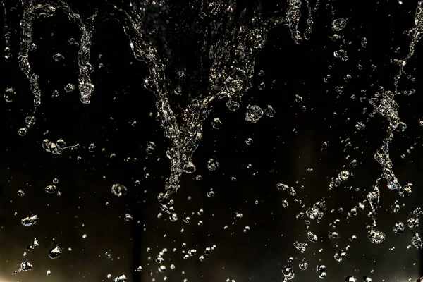 飛んで 多重ボケ水の滴を暗闇の中での水のしぶき — ストック写真