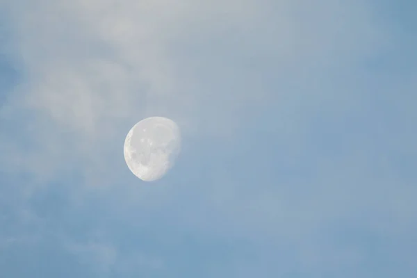 Bela Vista Lua Céu Azul — Fotografia de Stock