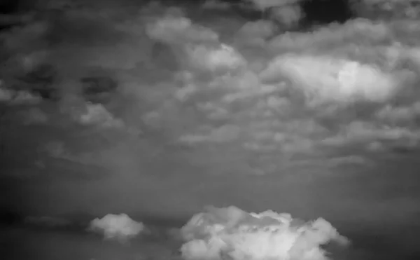 黑暗天空中的白云 — 图库照片