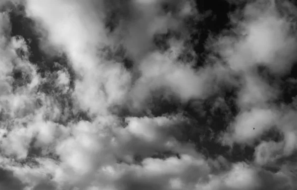 Хмари Чорному Фоні — стокове фото