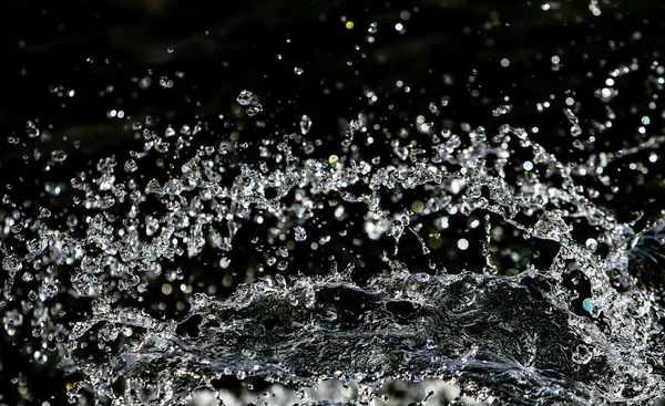 Water Splash Donker Met Een Druppels Water Vliegen Intreepupil Bokeh — Stockfoto