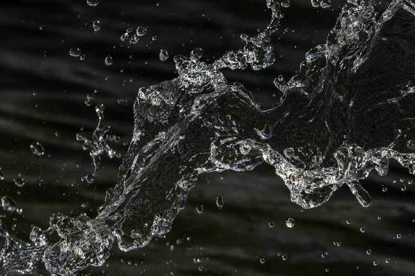 暗いボケ背景に空気中の水滴します — ストック写真