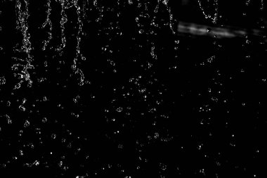 İçinde karanlık bir uçuş, ufuk bokeh su damlaları ile su sıçrama.