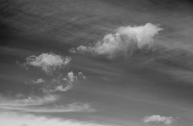 Siyah arkaplanda bulutlar