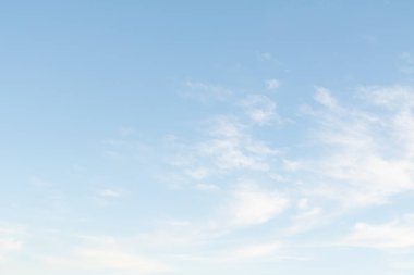Beyaz bulutlu mavi gökyüzü, doğa arkaplan