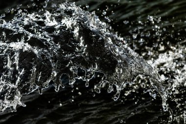 bir karanlık bokeh arka plan üstünde su damlaları