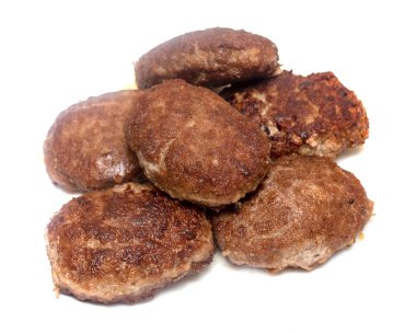 beyaz bir arka plan üzerinde kızarmış köfte