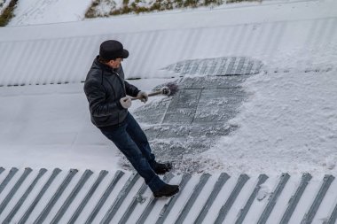 bir süpürge ile kar adam süpürür