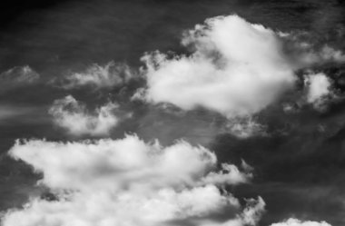 Siyah arkaplanda bulutlar