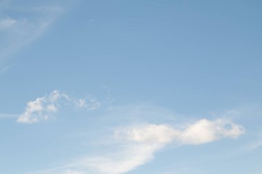 mavi gökyüzünde bulutlar ile doğal görünümü