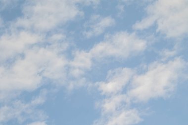 mavi gökyüzünde bulutlar ile doğal görünümü