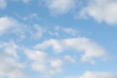 mavi gökyüzü bulutlar doğal görünümünü