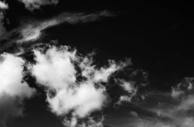 Siyah arkaplanda bulutlar