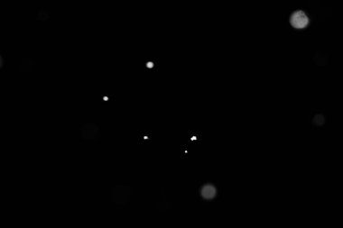 Kar fırtınası doku. Siyah arka plan, ışıkları bokeh vurdu kar taneleri havada uçan