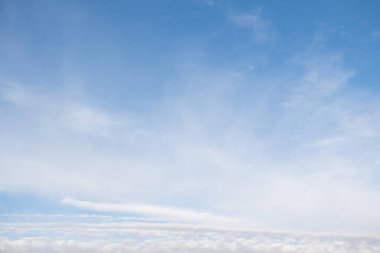 Beyaz bulutlu mavi gökyüzü, doğa arkaplan