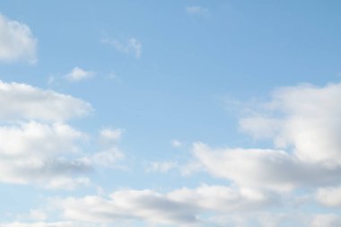 mavi gökyüzü bulutlar doğal görünümünü