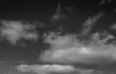 Siyah arkaplanda bulutlar