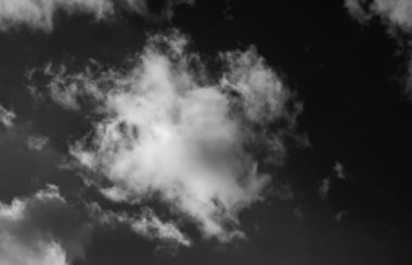 Siyah arkaplanda bulutlar