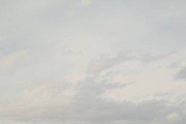 mavi gökyüzünde bulutlar ile doğal görünümü