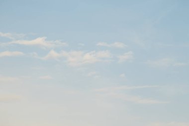 mavi gökyüzünde bulutlar ile doğal görünümü