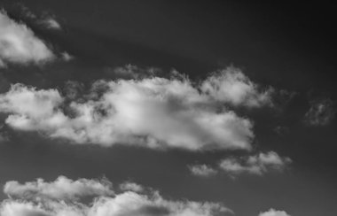 Siyah arkaplanda bulutlar