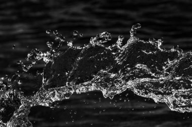 bir karanlık bokeh arka plan üstünde su damlaları