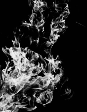 siyah bir arka plan beyaz duman alev