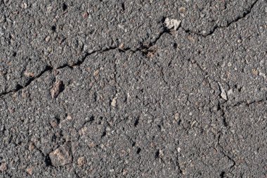 Eski asfalt arka plan ile bir çatlamak