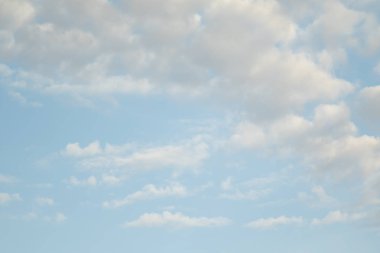 mavi gökyüzünde bulutlar ile doğal görünümü