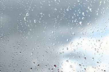 Cam gökyüzü arka plan üzerinde yağmur damlaları