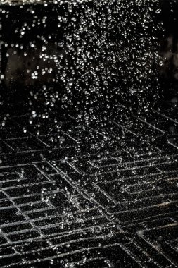 İçinde karanlık bir uçuş, ufuk bokeh su damlaları ile su sıçrama.