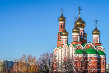 kubbe ile kesiştiği Hıristiyan Tapınağı öğleden sonra gökyüzü