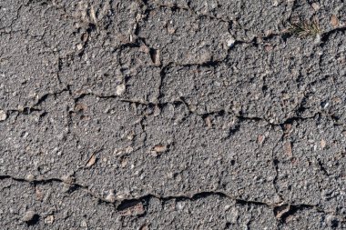 Eski asfalt arka plan ile bir çatlamak