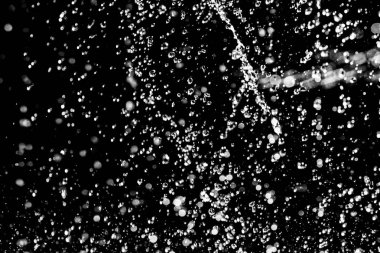 İçinde karanlık bir uçuş, ufuk bokeh su damlaları ile su sıçrama.