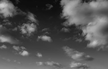 Siyah arkaplanda bulutlar