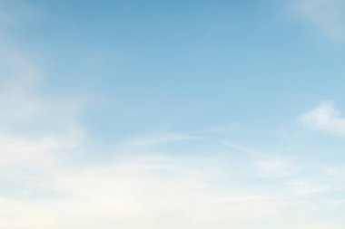 Mavi gökyüzü ve beyaz bulutlar