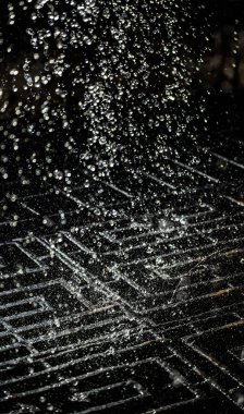 İçinde karanlık bir uçuş, ufuk bokeh su damlaları ile su sıçrama.