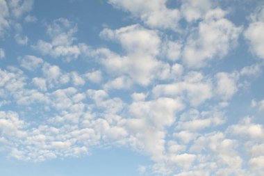 mavi gökyüzünde bulutlar ile doğal görünümü