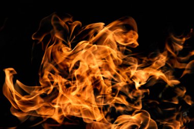 alevler siyah arkaplanda