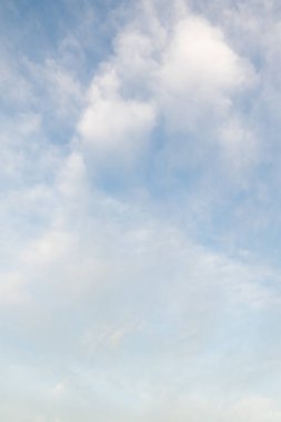 Beyaz bulutlu mavi gökyüzü, doğa arkaplan