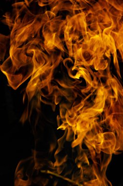 alevler siyah arkaplanda