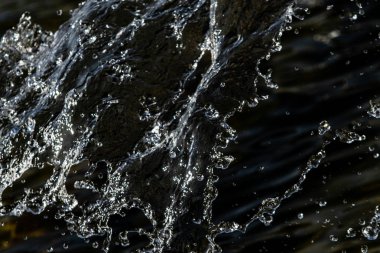 bir karanlık bokeh arka plan üstünde su damlaları