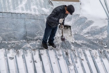 bir süpürge ile kar adam süpürür